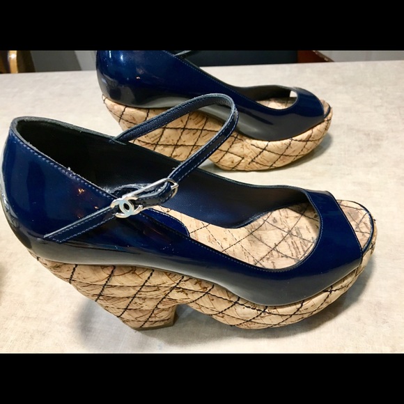 CHANEL PATENT LEATHER PLATFORM SANDALS - Picture 3 of 5